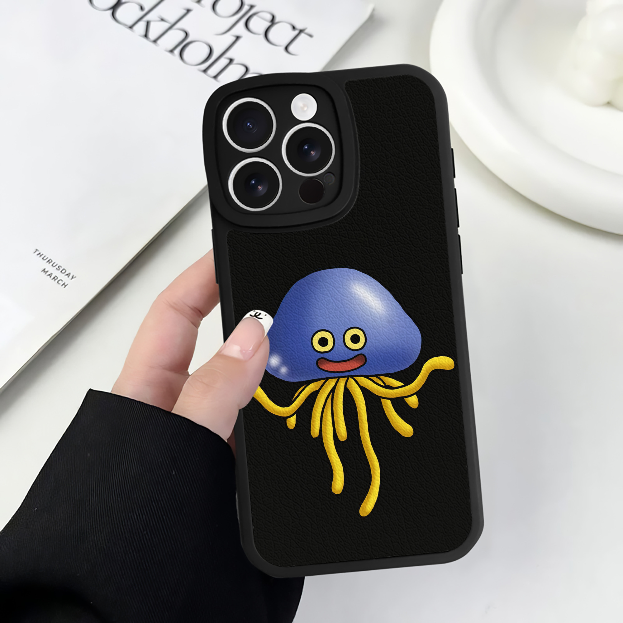 （画像用） ドラゴンクエスト Doragon Kuesuto Dragon Quest 【iPhone 16シリーズ対応】シリコンスマホケース（レザー調） 材質：シリコン